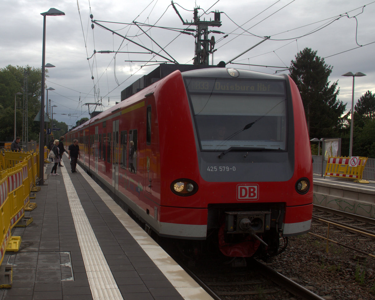 Die Rhein Niers Bahn (RB33) aus Aachen-Hbf nach Heinsberg-Rheinand,Duisburg-Hbf und kommt aus Richtung Aachen-West,Laurensberg,Richterich, und hält in Kohlscheid und fährt in Richtung Herzogenrath,Mönchengladbach. 
Aufgenommen von Bahnsteig 1 in Kohlscheid. 
Bei Regenwolken am Nachmittag vom 11.9.2019.