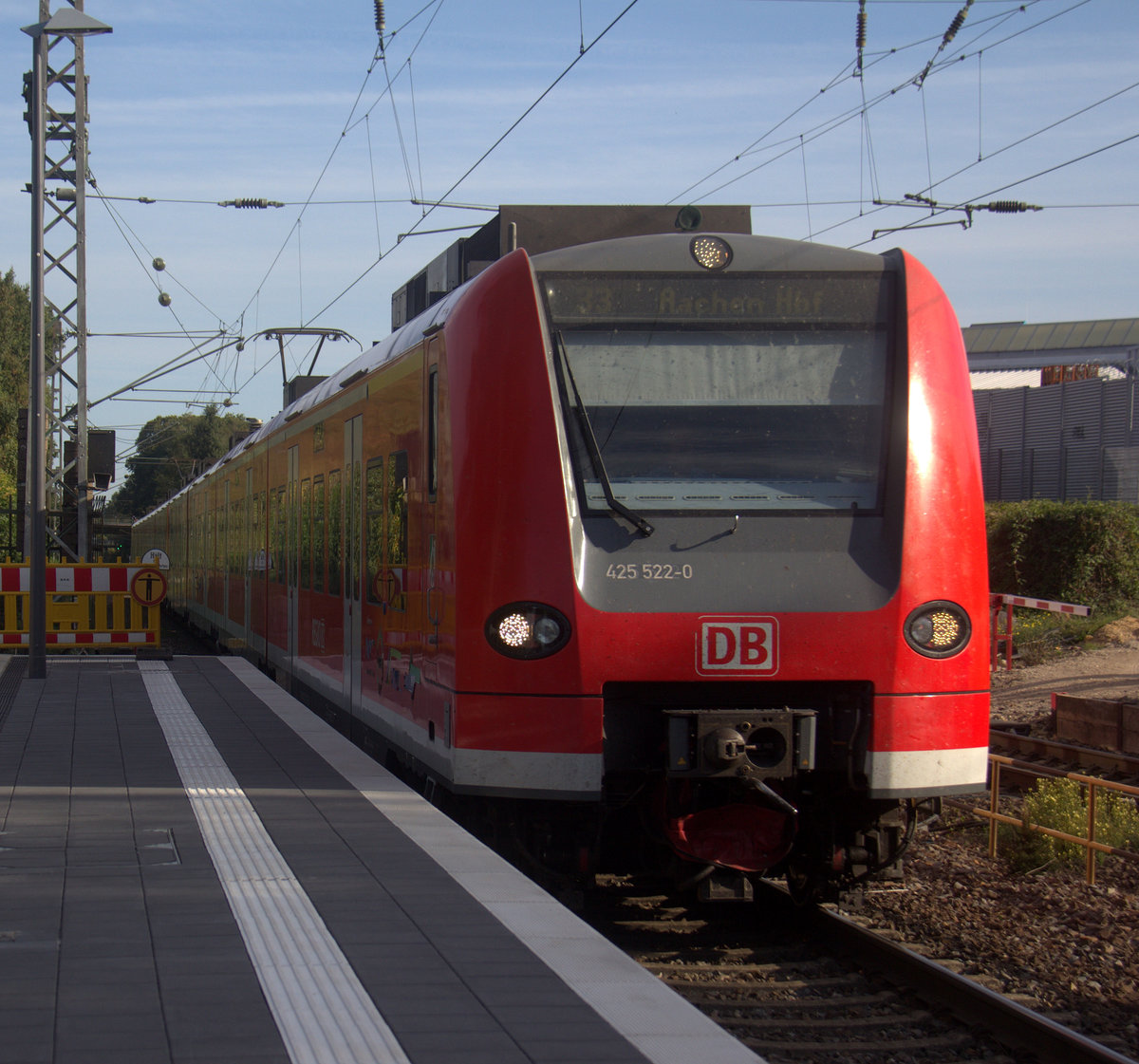Die Rhein Niers Bahn (RB33) kommt die Kohlscheider-Rampe hoch aus Duisburg-Hbf/Heinsberg-Rheinland) nach Aachen-Hbf und hält in Kohlscheid und fährt in Richtung Richterich,Laurensberg,Aachen-West,Aachen-Schanz,Aachen-Hbf. 
Aufgenommen von Bahnsteig 2 in Kohlscheid.
Am Morgen vom 22.9.2019.