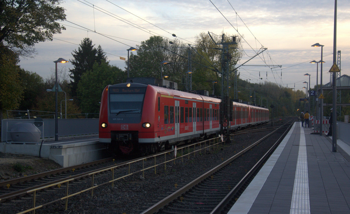Die Rhein Niers Bahn (RB33) aus Aachen-Hbf nach Heinsberg-Rheinand,Duisburg-Hbf und kommt aus Richtung Aachen-West,Laurensberg,Richterich, und hält in Kohlscheid und fährt in Richtung Herzogenrath,Mönchengladbach. 
Aufgenommen von Bahnsteig 2 in Kohlscheid.
In der Abenddämmerung am Abend vom 28.10.2019.