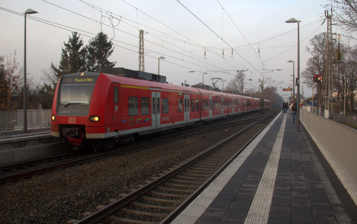 Die Rhein Niers Bahn (RB33) kommen die Kohlscheider-Rampe hoch aus Duisburg-Hbf/Heinsberg-Rheinland) nach Aachen-Hbf und halten in Kohlscheid und fahren in Richtung Richterich,Laurensberg,Aachen-West,Aachen-Schanz,Aachen-Hbf. 
Aufgenommen von Bahnsteig 1 in Kohlscheid. 
Am Nachmittag vom 5.12.2019.
