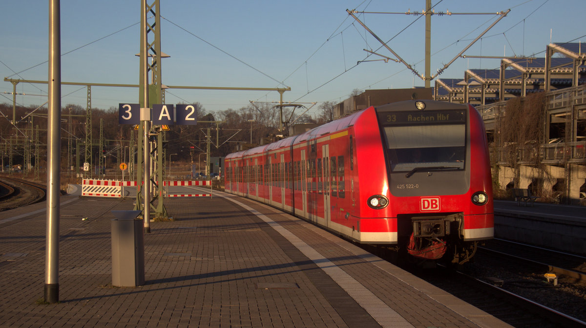 Die Rhein Niers Bahn (RB33) kommt aus Richtung Übach-Palenberg aus Duisburg-Hbf-Heinsberg-Rheinland)Aachen-Hbf und hält in Herzogenrath und fährt in Richtung Kohlscheid,Richterich,Laurensberg,Aachen-West,Aachen-Schanz,Aachen-Hbf. 
Aufgenommen vom Bahnsteig 2 in Herzogenrath. 
Bei Sonnenschein am Nachmittag vom 21.1.2020.