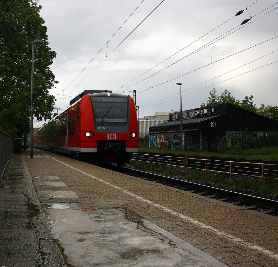 Die Rhein Niers Bahn (RB33) kommt die Kohlscheider-Rampe hoch und fährt durch Kohlscheid aus Duisburg-Hbf-Heinsberg-Rheinland) und fährt in Richtung Richterich,Laurensberg,Aachen-West.
Bei Regenwolken am Abend vom 6.5.2014.