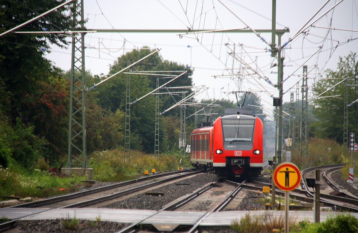 Die Rhein Niers Bahn (RB33) aus Aachen-Hbf bei der Einfahrt in den Bahnhof Lindern, wo der Zug geteilt wird. 
Aufgenommen am 8.8.2014 bei typischem Sommerwetter. 