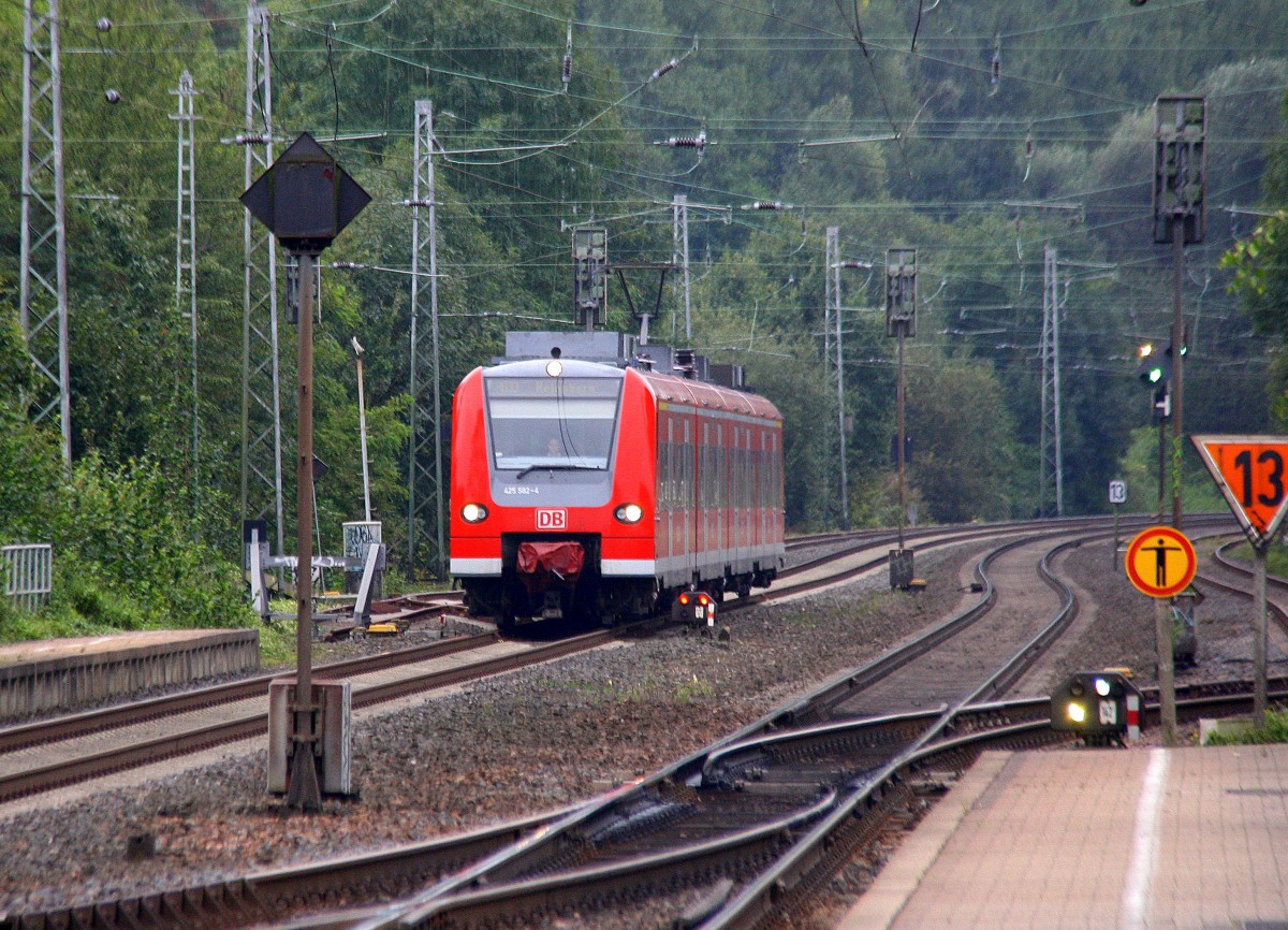 Die Rhein Niers Bahn (RB33) aus Aachen-Hbf-Heinsberg kommt aus Richtung Aachen-West,Laurensberg,Richterich, und fährt durch Kohlscheid und fährt in Richtung Herzogenrath. Bei Wolken am Morgen vom 10.9.2014.