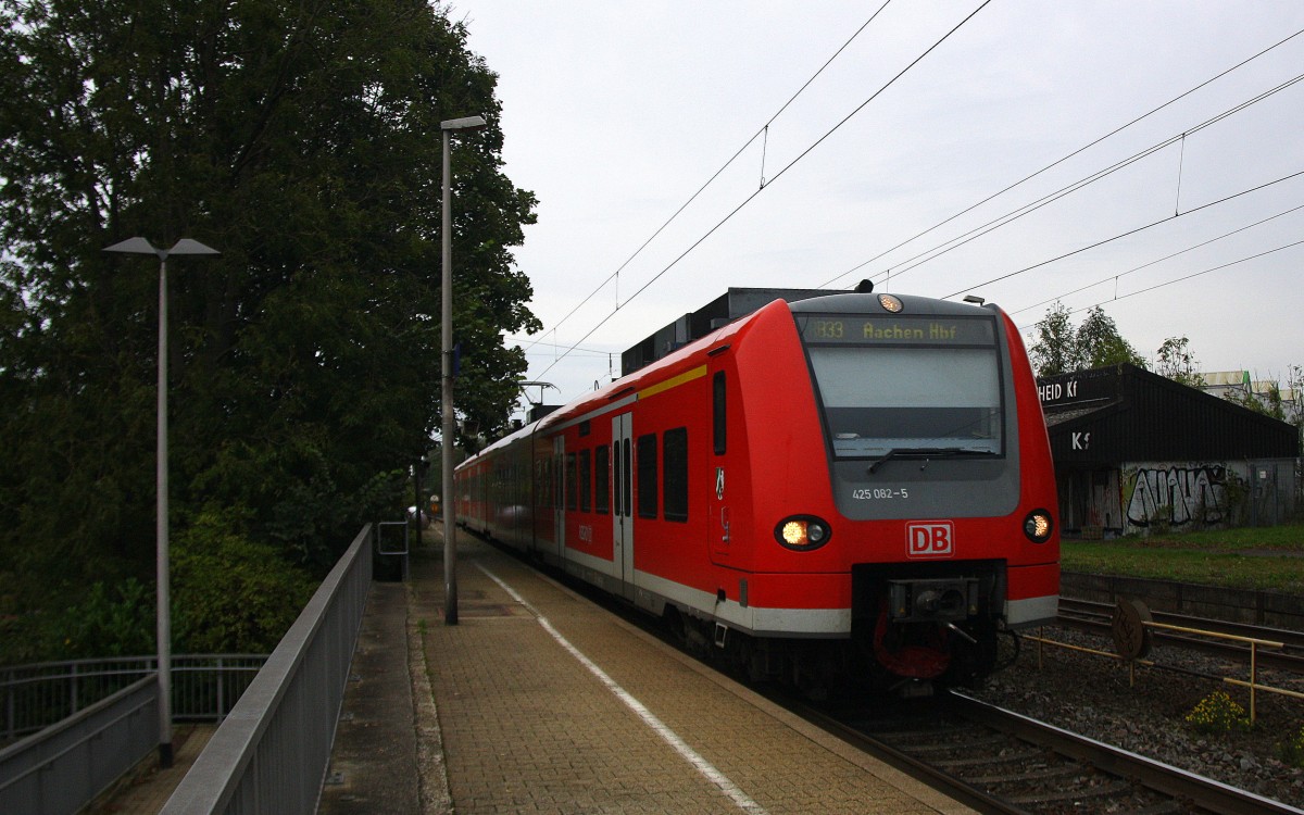 Die Rhein Niers Bahn (RB33) kommt die Kohlscheider-Rampe hoch und fährt durch Kohlscheid aus Duisburg-Hbf-Heinsberg-Rheinland) und fährt in Richtung Richterich,Laurensberg,Aachen-West.
Bei Sonne und Regenwolken am Morgen vom 8.10.2014.