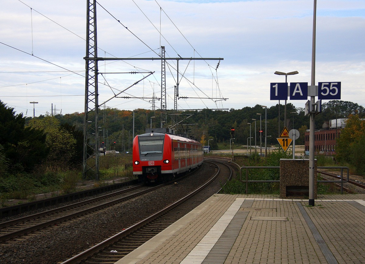 Die Rhein Niers Bahn (RB33) kommt aus Richtung Übach-Palenberg aus Duisburg-Hbf-Heinsberg-Rheinland)Aachen-Hbf und hält in Herzogenrath und fährt in Richtung Kohlscheid,Richterich,Laurensberg,Aachen-West,Aachen-Schanz,Aachen-Hbf bei Regenwolken am Abend vom 12.10.2014.