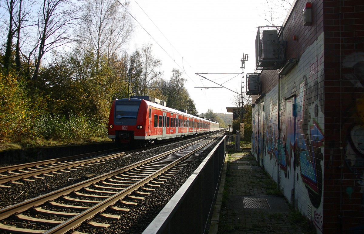 Die Rhein Niers Bahn (RB33) aus Aachen-Hbf-Duisburg-Hbf und kommt aus Richtung Aachen-Hbf,Aachen-Schanz,Aachen-West,Laurensberg,Richterich,Kohlscheid,Herzogenrath und hilt in Übach-Palenberg und fährt in Richtung Zweibrüggen,Frelenberg,Geilenkirchen,Süggerrath,Lindern,Brachelen,Hückelhoven-Baal,Baal,Erkelenz,Herrath,Beckrath,Wickrath,Rheydt. 
Bei schönem Novemberwetter am Nachmittag vom 8.11.2014.