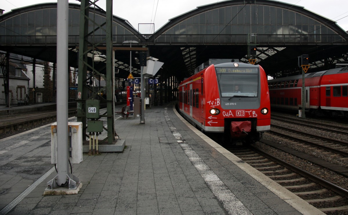 Die Rhein Niers Bahn (RB33) steht im Aachener-Hbf  bereit zur Abfahrt nach Heinsberg,Duisburg-Hbf.
Aufgenommen in Aachen-Hbf am Kalten 11.1.2015.