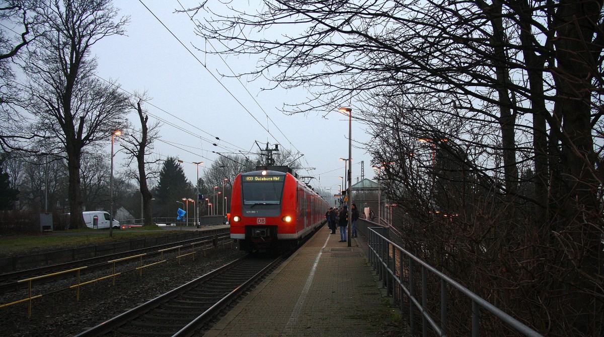 Die Rhein Niers Bahn (RB33) von Kohlscheid nach Heinsberg(Rheinland)Duisburg-Hbf) und fährt in Kohlscheid ein.
Bei Nebel am Kalten Nachmittag vom 23.1.2015.