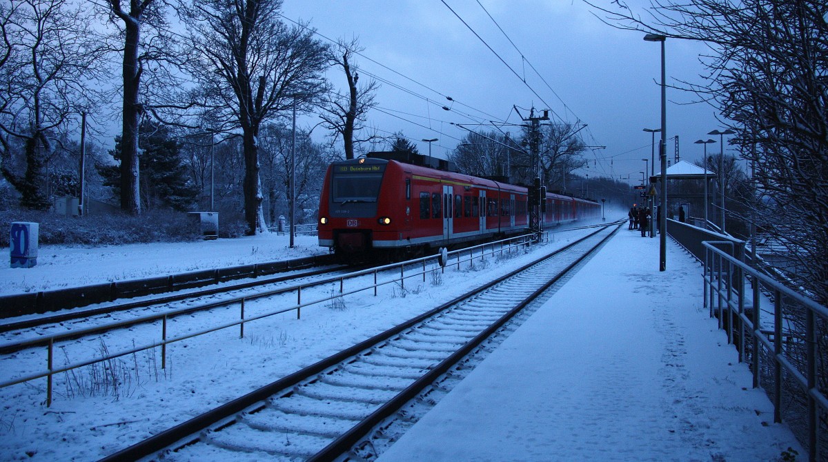 Die Rhein Niers Bahn (RB33) aus Aachen-Hbf nach Heinsberg-Rheinand,Duisburg-Hbf kommt aus Richtung Aachen-West,Laurensberg,Richterich, und fährt durch Kohlscheid und fährt in Richtung Herzogenrath,Mönchengladbach.
Bei Schnee am Kalten Morgen vom 30.1.2015.