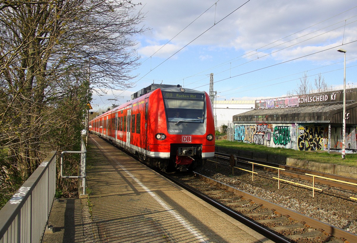 Die Rhein Niers Bahn (RB33) kommt die Kohlscheider-Rampe hoch und fährt durch Kohlscheid aus Duisburg-Hbf-Heinsberg-Rheinland) und fährt in Richtung Richterich,Laurensberg,Aachen-West.
In der Abendsonne am Abend vom 17.4.2015.