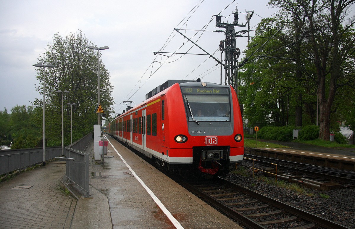 Die Rhein Niers Bahn (RB33) kommt die Kohlscheider-Rampe hoch aus Duisburg-Hbf nach Aachen-Hbf und hält in Kohlscheid und fährt in Richtung Richterich,Laurensberg,Aachen-West. 
Bei Regenwetter am Morgen vom 5.5.2015.