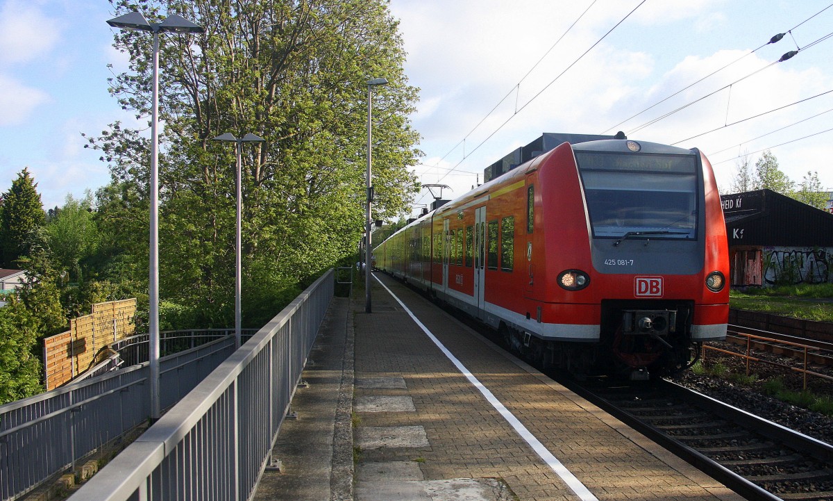 Die Rhein Niers Bahn (RB33) kommt die Kohlscheider-Rampe hoch aus Duisburg-Hbf nach Aachen-Hbf und hält in Kohlscheid und fährt in Richtung Richterich,Laurensberg,Aachen-West.
Bei schönem Sonnenschein am Morgen vom 7.5.2015.
