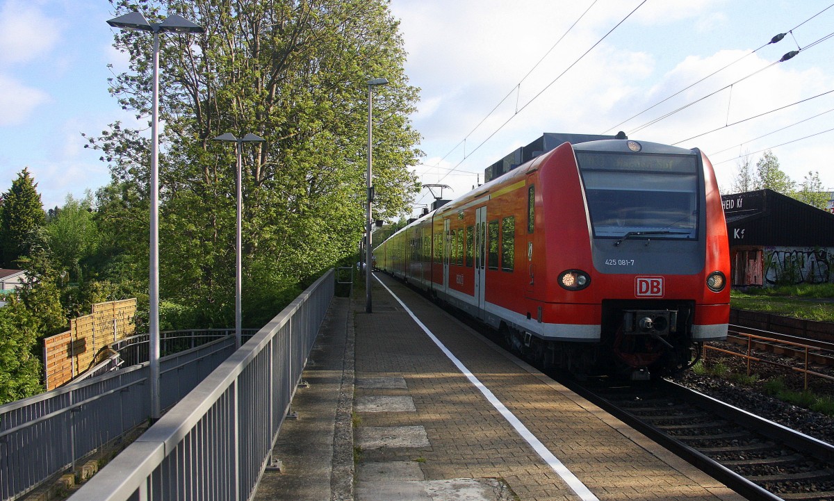 Die Rhein Niers Bahn (RB33) kommt die Kohlscheider-Rampe hoch aus Duisburg-Hbf nach Aachen-Hbf und hält in Kohlscheid und fährt in Richtung Richterich,Laurensberg,Aachen-West.
Bei schönem Sonnenschein am Morgen vom 7.5.2015.