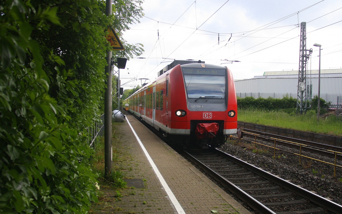 Die Rhein Niers Bahn (RB33) kommt die Kohlscheider-Rampe hoch aus Duisburg-Hbf nach Aachen-Hbf und hält in Kohlscheid und fährt in Richtung Richterich,Laurensberg,Aachen-West. 
Am einem schönem Frühlingsmorgen vom 20.5.2015.