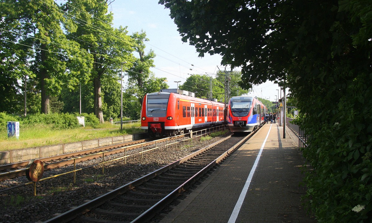 Die Rhein Niers Bahn (RB33) aus Aachen-Hbf-Heinsberg-Rheinand-Duisburg-Hbf kommt aus Richtung Aachen-West,Laurensberg,Richterich, und fährt durch Kohlscheid und fährt in Richtung Herzogenrath,Mönchengladbach. 
In der Abendsonne am Abend vom 10.6.2015.