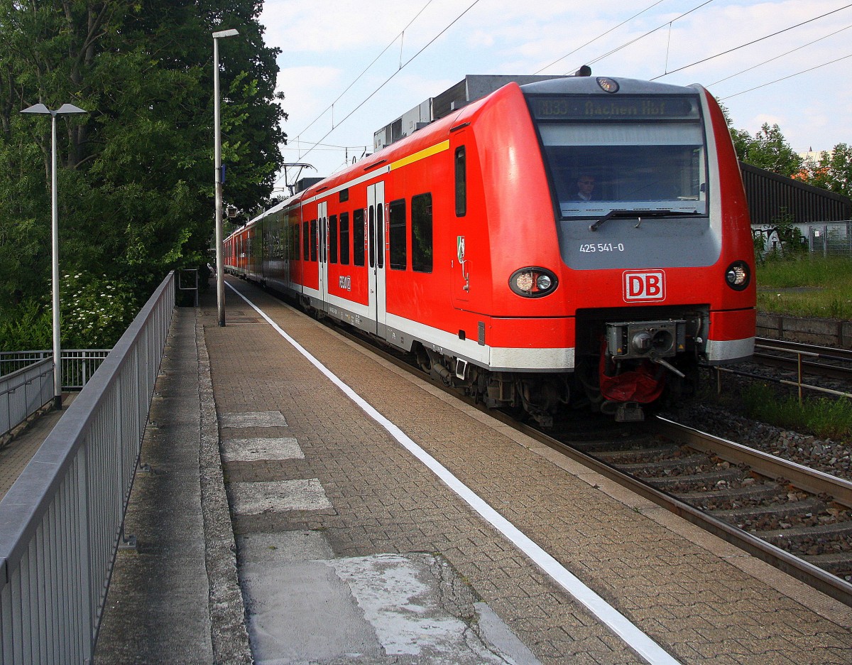 Die Rhein Niers Bahn (RB33) kommt die Kohlscheider-Rampe hoch aus Duisburg-Hbf,Heinsberg(Rheinland) nach Aachen-Hbf und  fährt durch Kohlscheid in Richtung Richterich,Laurensberg,Aachen-West. 
In der Abendsonne am Abend vom 10.6.2015.