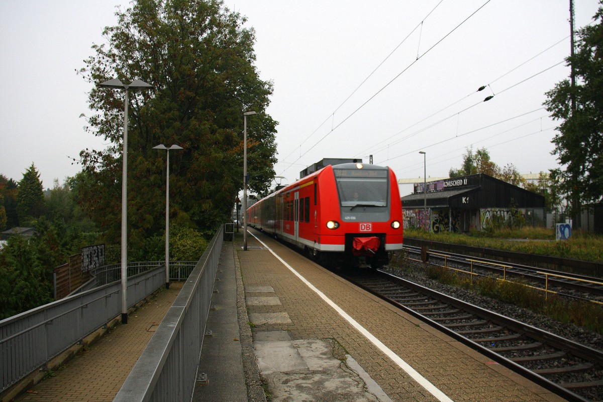 Die Rhein Niers Bahn (RB33) kommt die Kohlscheider-Rampe hoch aus Duisburg-Hbf,Heinsberg(Rheinland) nach Aachen-Hbf und fährt durch Kohlscheid in Richtung Richterich,Laurensberg,Aachen-West.
Bei Nieselregen am Abend vom 15.10.2015.