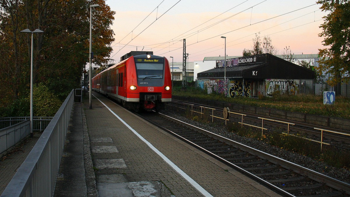 Die Rhein Niers Bahn (RB33) kommt die Kohlscheider-Rampe hoch aus Duisburg-Hbf,Heinsberg(Rheinland) nach Aachen-Hbf und fährt durch Kohlscheid in Richtung Richterich,Laurensberg,Aachen-West. 
Bei schönem Herbstwetter am Abend vom 26.10.2015.