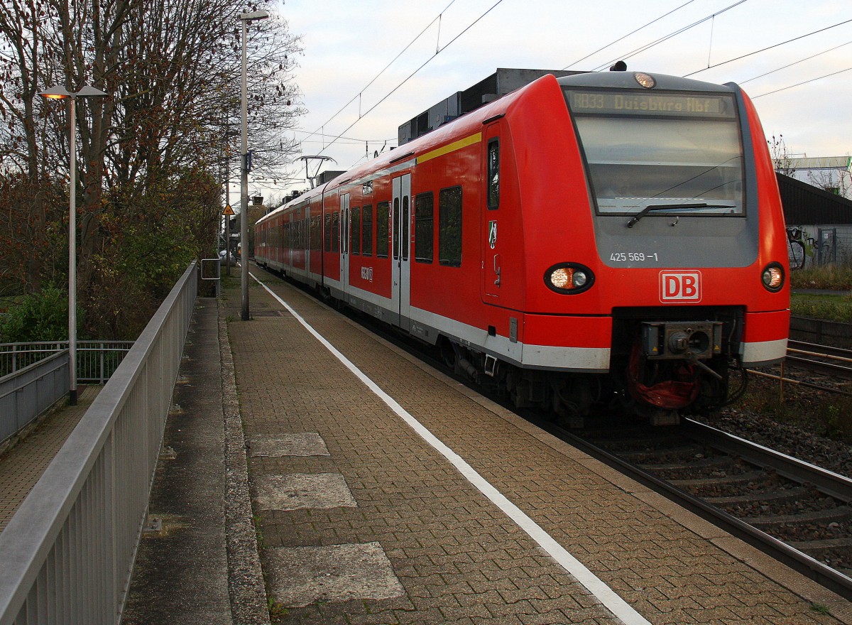Die Rhein Niers Bahn (RB33) kommt die Kohlscheider-Rampe hoch aus Duisburg-Hbf nach Kohlscheid. 
Bei Sonne und Regenwolken am Morgen am Morgen vom 16.11.2015.
