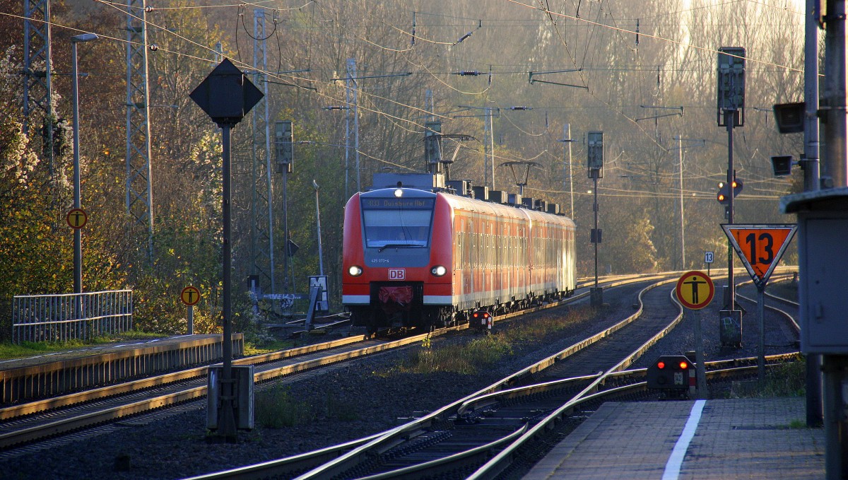 Die Rhein Niers Bahn (RB33) aus Aachen-Hbf-Heinsberg-Rheinand-Duisburg-Hbf kommt aus Richtung Aachen-West,Laurensberg,Richterich, und fährt durch Kohlscheid und fährt in Richtung Herzogenrath,Mönchengladbach.
Bei schönem Novemberwetter am Kalten Nachmittag vom 23.11.2015.