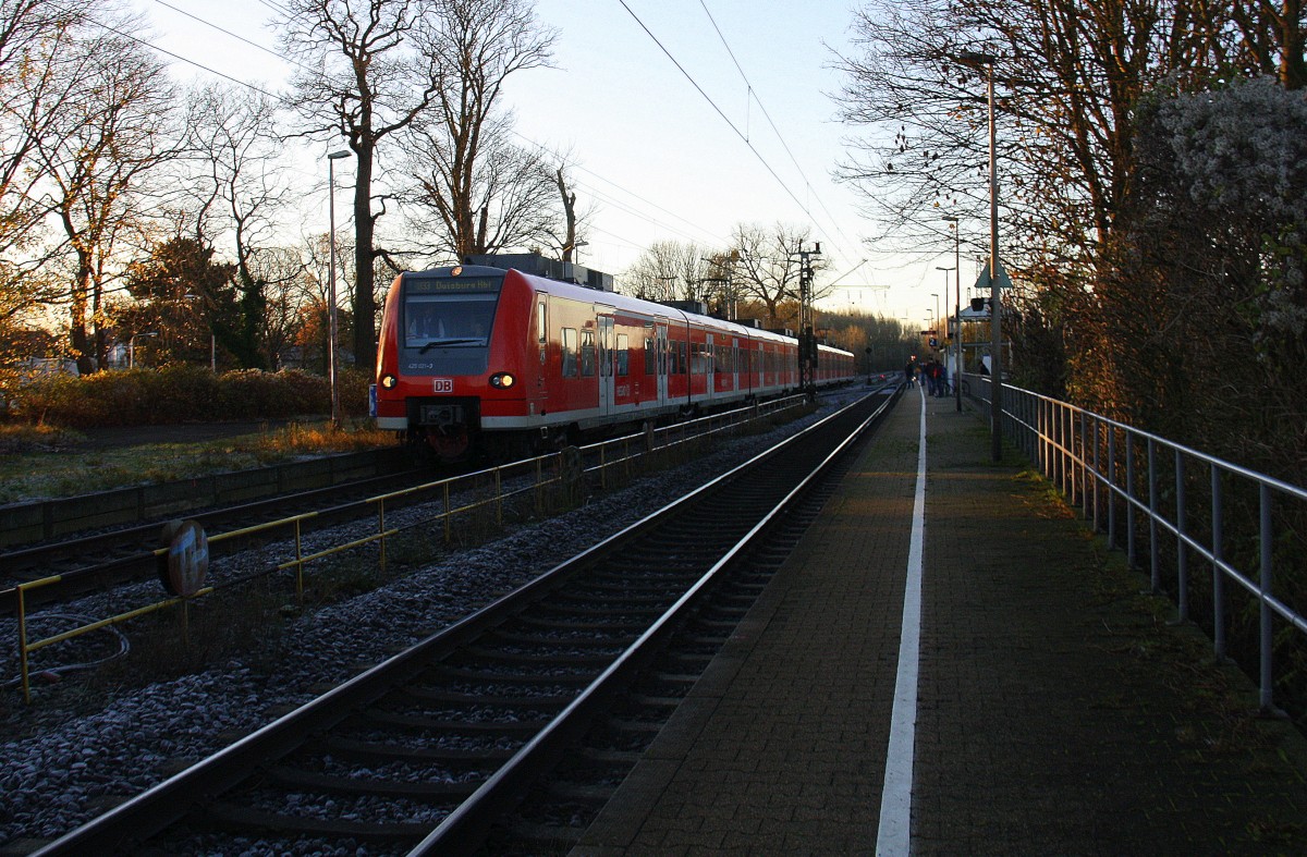 Die Rhein Niers Bahn (RB33) aus Aachen-Hbf-Heinsberg-Rheinand-Duisburg-Hbf kommt aus Richtung Aachen-West,Laurensberg,Richterich, und fährt durch Kohlscheid und fährt in Richtung Herzogenrath,Mönchengladbach. 
Bei schönem Sonnenschein am Kalten Morgen vom 27.11.2015.