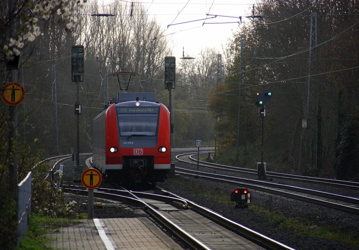 Die Rhein Niers Bahn (RB33) aus Aachen-Hbf nach Heinsberg-Rheinand und Duisburg-Hbf kommt aus Richtung Aachen-West,Laurensberg,Richterich, und fährt durch Kohlscheid und fährt in Richtung Herzogenrath,Mönchengladbach.
Bei Sonne und Wolken am Kalten Nachmittag vom 28.11.2015.