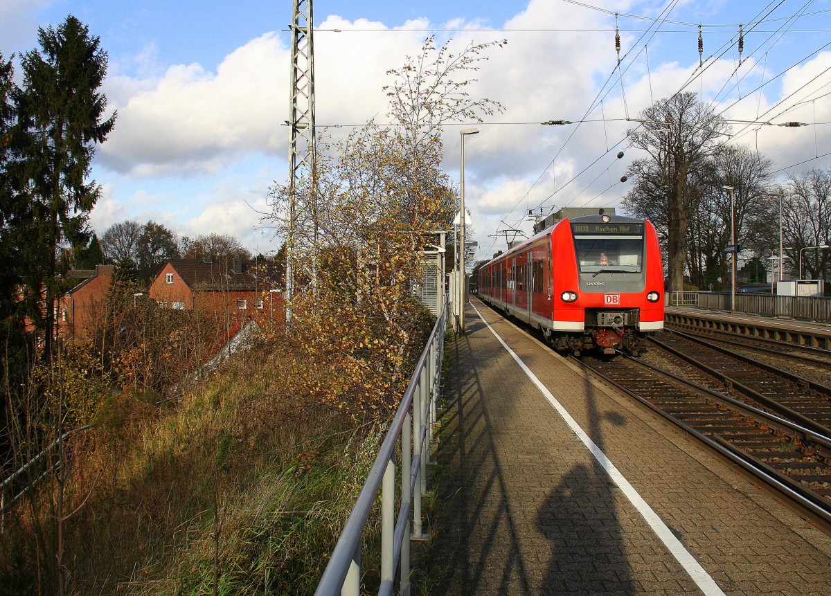 Die Rhein Niers Bahn (RB33) kommt die Kohlscheider-Rampe hoch aus Duisburg-Hbf nach Aachen-Hbf und fährt durch Kohlscheid in Richtung Richterich,Laurensberg,Aachen-West. 
Bei Sonne und Wolken am Kalten Nachmittag vom 28.11.2015.