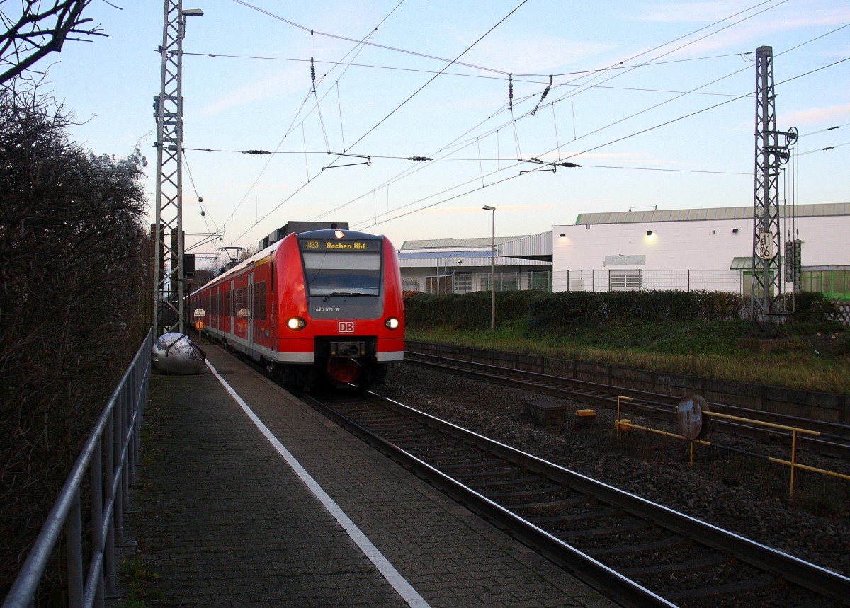 Die Rhein Niers Bahn (RB33) kommt die Kohlscheider-Rampe hoch aus Duisburg-Hbf nach Aachen-Hbf und fährt durch Kohlscheid in Richtung Richterich,Laurensberg,Aachen-West. 
Bei Sonne und Wolken am Nachmittag vom 7.12.2015.
