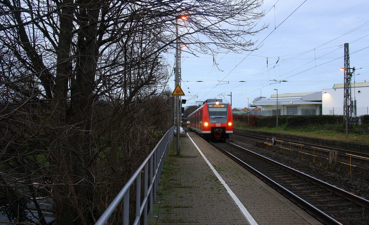 Die Rhein Niers Bahn (RB33) kommt die Kohlscheider-Rampe hoch aus Duisburg-Hbf,Heinsberg-Rheinand nach Aachen-Hbf und hält in Kohlscheid und fährt in Richtung Richterich,Laurensberg,Aachen-West,Aachen-Schanz,Aachen-Hbf.
Bei Sonne und Wolken am Nachmittag vom 17.12.2015.