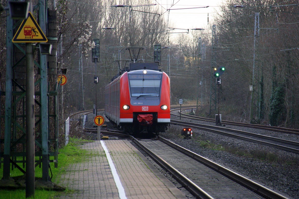 Die Rhein Niers Bahn (RB33) aus Aachen-Hbf nach Heinsberg-Rheinand-Duisburg-Hbf kommt aus Richtung Aachen-West,Laurensberg,Richterich, und hält in Kohlscheid und fährt in Richtung Herzogenrath,Mönchengladbach. 
Bei Sonne und Wolken am Nachmittag vom 23.12.2015.