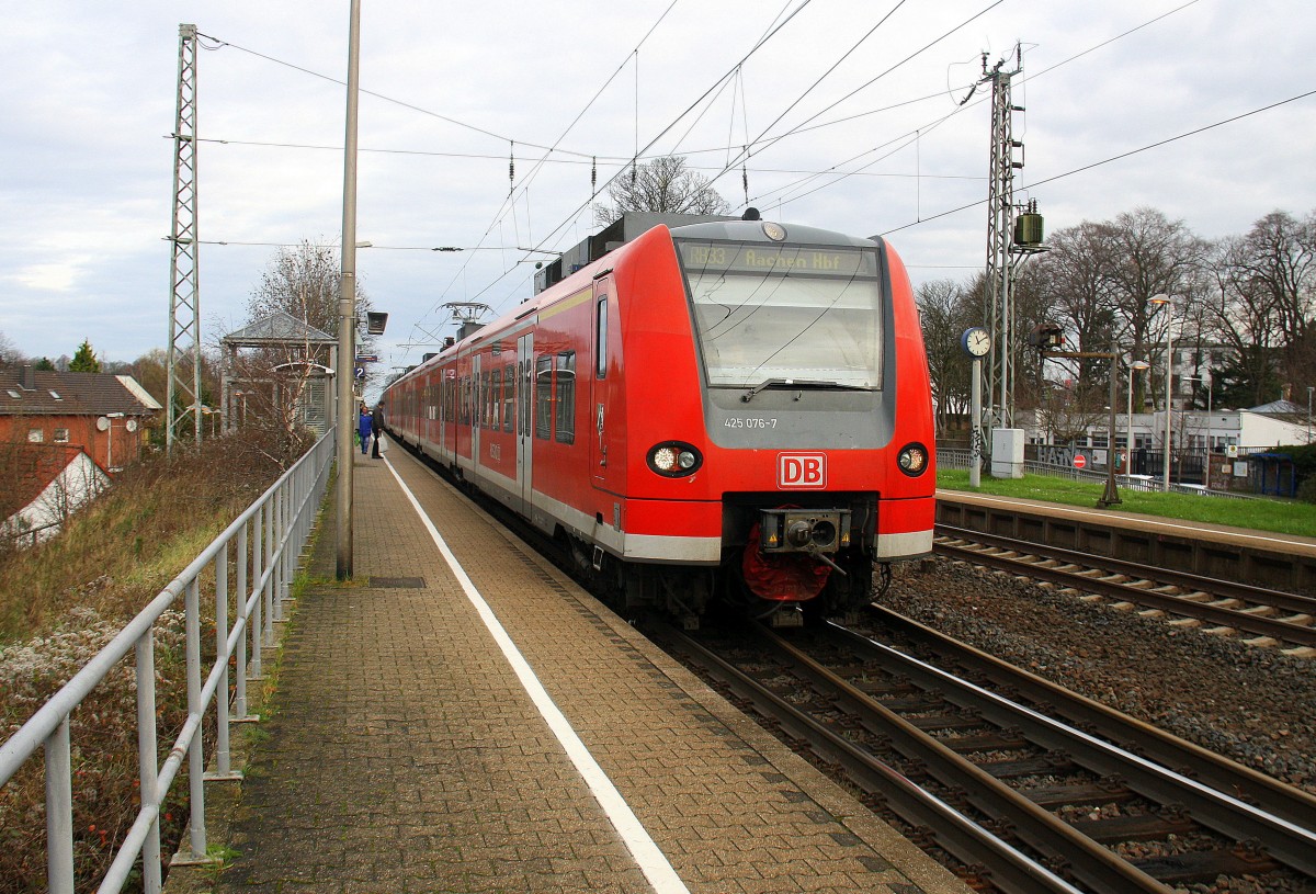 Die Rhein Niers Bahn (RB33) kommt die Kohlscheider-Rampe hoch aus Duisburg-Hbf,Heinsberg-Rheinand nach Aachen-Hbf und hält in Kohlscheid und fährt in Richtung Richterich,Laurensberg,Aachen-West,Aachen-Schanz,Aachen-Hbf. 
Bei Sonne und Wolken am Vormittag vom 24.12.2015