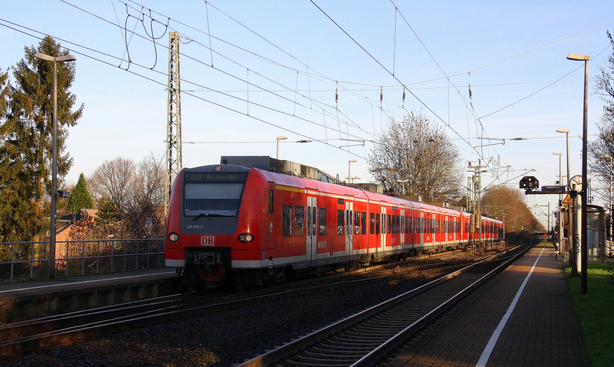 Die Rhein Niers Bahn (RB33) kommt die Kohlscheider-Rampe hoch aus Duisburg-Hbf,Heinsberg-Rheinand nach Aachen-Hbf und hält in Kohlscheid und fährt in Richtung Richterich,Laurensberg,Aachen-West,Aachen-Schanz,Aachen-Hbf. 
Bei schönem Sonnenschein am Kalten Morgen vom 28.12.2015.