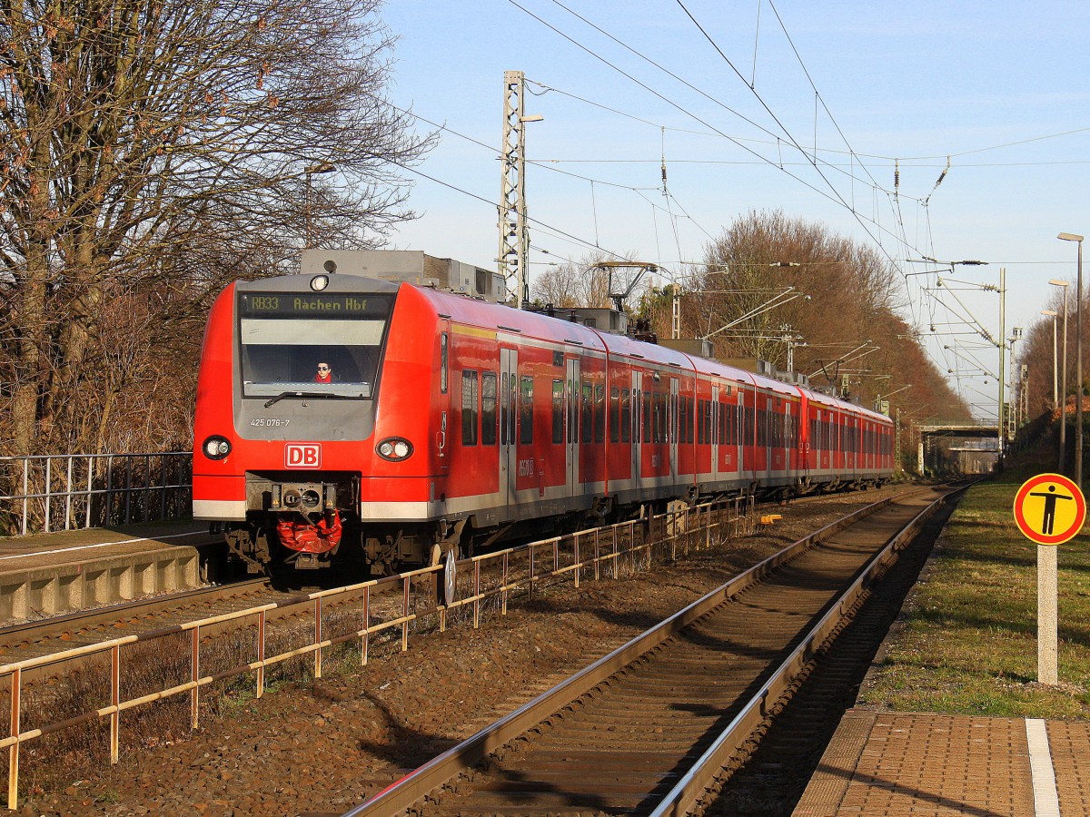Die Rhein Niers Bahn (RB33) kommt die Kohlscheider-Rampe hoch aus Duisburg-Hbf,Heinsberg-Rheinand nach Aachen-Hbf und hält in Kohlscheid und fährt in Richtung Richterich,Laurensberg,Aachen-West,Aachen-Schanz,Aachen-Hbf. 
Bei schönem Sonnenschein am Mittag vom 28.12.2015.