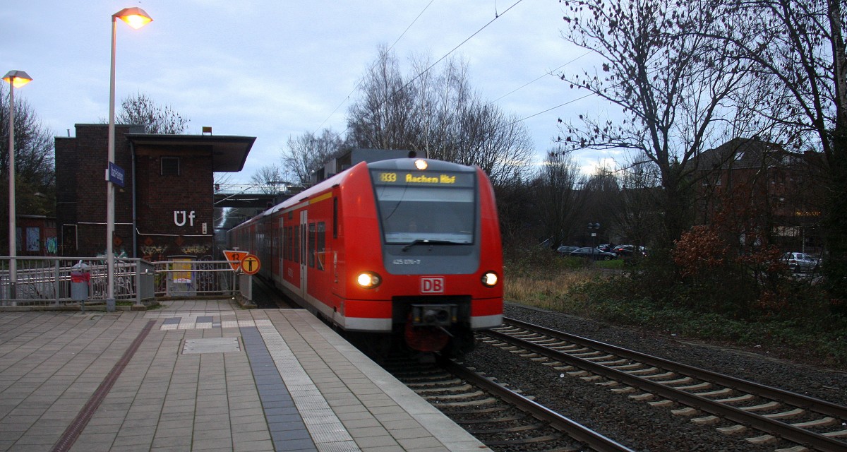 Die Rhein Niers Bahn (RB33) aus Duisburg-Hbf-Aachen-Hbf und kommt aus Richtung Rheydt,Wickrath,Beckrath,Herrath,Erkelenz,Baal,Hückelhoven-Baal,Brachelen,,Lindern,Süggerrath,Geilenkirchen,Frelenberg,Zweibrüggen und hält in Übach-Palenberg und fährt in Richtung Rimburg,Finkenrath,Hofstadt,Herzogenrath, Kohlscheid,Richterich,Laurensberg,Aachen-West.
Am Nachmittag vom 29.12.2015.