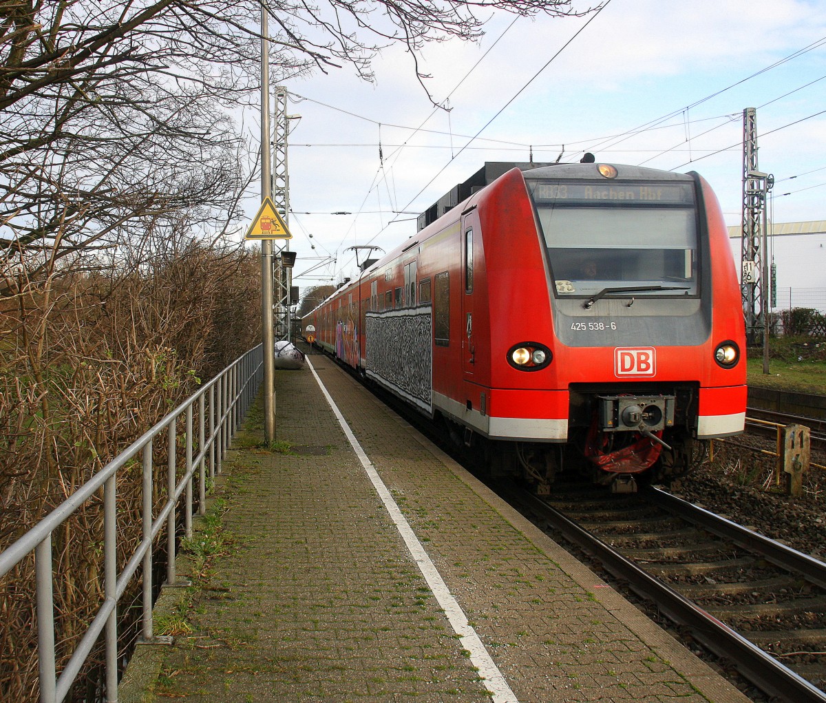Die Rhein Niers Bahn (RB33) kommt die Kohlscheider-Rampe hoch aus Duisburg-Hbf,Heinsberg-Rheinand nach Aachen-Hbf und hält in Kohlscheid und fährt in Richtung Richterich,Laurensberg,Aachen-West,Aachen-Schanz,Aachen-Hbf. 
Aufgenommen von Bahnsteig 2 in Kohlscheid.
Bei schönem Sonnenschein am Vormittag vom 9.1.2016.