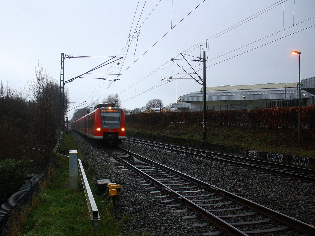 Die Rhein Niers Bahn (RB33) kommt die Kohlscheider-Rampe hoch aus Duisburg-Hbf,Heinsberg-Rheinand nach Aachen-Hbf und hält in Kohlscheid und fährt in Richtung Richterich,Laurensberg,Aachen-West,Aachen-Schanz,Aachen-Hbf. 
Aufgenommen von Bahnsteig 2 in Kohlscheid.
Bei Regenwetter am Nachmittag vom 11.1.2016.