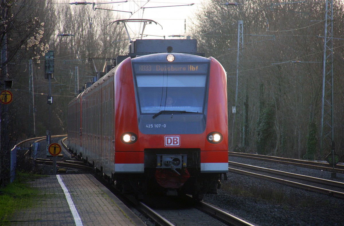 Die Rhein Niers Bahn (RB33) aus Aachen-Hbf-Heinsberg-Rheinand-Duisburg-Hbf kommt aus Richtung Aachen-West,Laurensberg,Richterich, und hält in Kohlscheid und fährt in Richtung Herzogenrath,Mönchengladbach. Aufgenommen vom Bahnsteig 1 in Kohlscheid. Bei Sonne und Wolken am Nachmittag vom 12.1.2016.