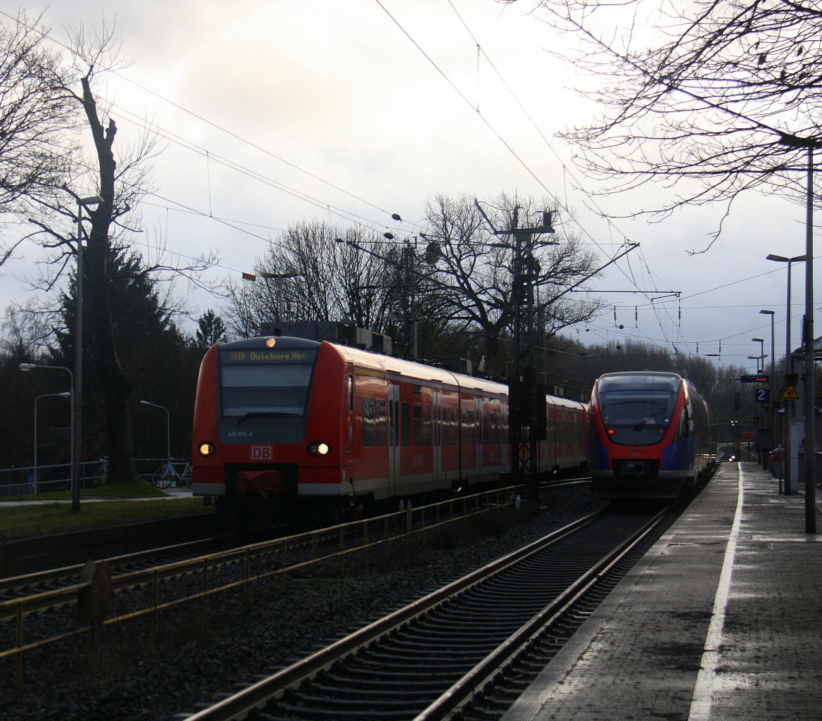 Die Rhein Niers Bahn (RB33) aus Aachen-Hbf-Heinsberg-Rheinand-Duisburg-Hbf kommt aus Richtung Aachen-West,Laurensberg,Richterich, und hält in Kohlscheid und fährt in Richtung Herzogenrath,Mönchengladbach. 
Aufgenommen von Bahnsteig 2 in Kohlscheid.
Bei Sonne und Regenwetter am Nachmittag vom 4.2.2016.