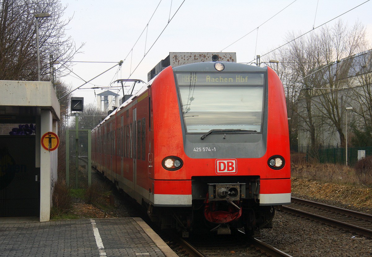 Die Rhein Niers Bahn (RB33) aus Mönchengladbach-Hbf nach Aachen-Hbf  und kommt aus Richtung Rheydt,Wickrath,Beckrath,Herrath,Erkelenz,Baal,Hückelhoven-Baal,Brachelen,Lindern,Süggerrath und fährt in Geilenkirchen ein und fährt dann weiter in Richtung Frelenberg,Zweibrüggen,Übach-Palenberg,Rimburg,Finkenrath,Hofstadt,Herzogenrath, Kohlscheid,Richterich,Laurensberg,Aachen-West,Aachen-Schanz,Aachen-Hbf. 
Aufgenommen vom Bahnsteig 1 in Geilenkirchen. 
Bei Sonne und Schneeregenwolken am Kalten Nachmittag vom 6.3.2016. 