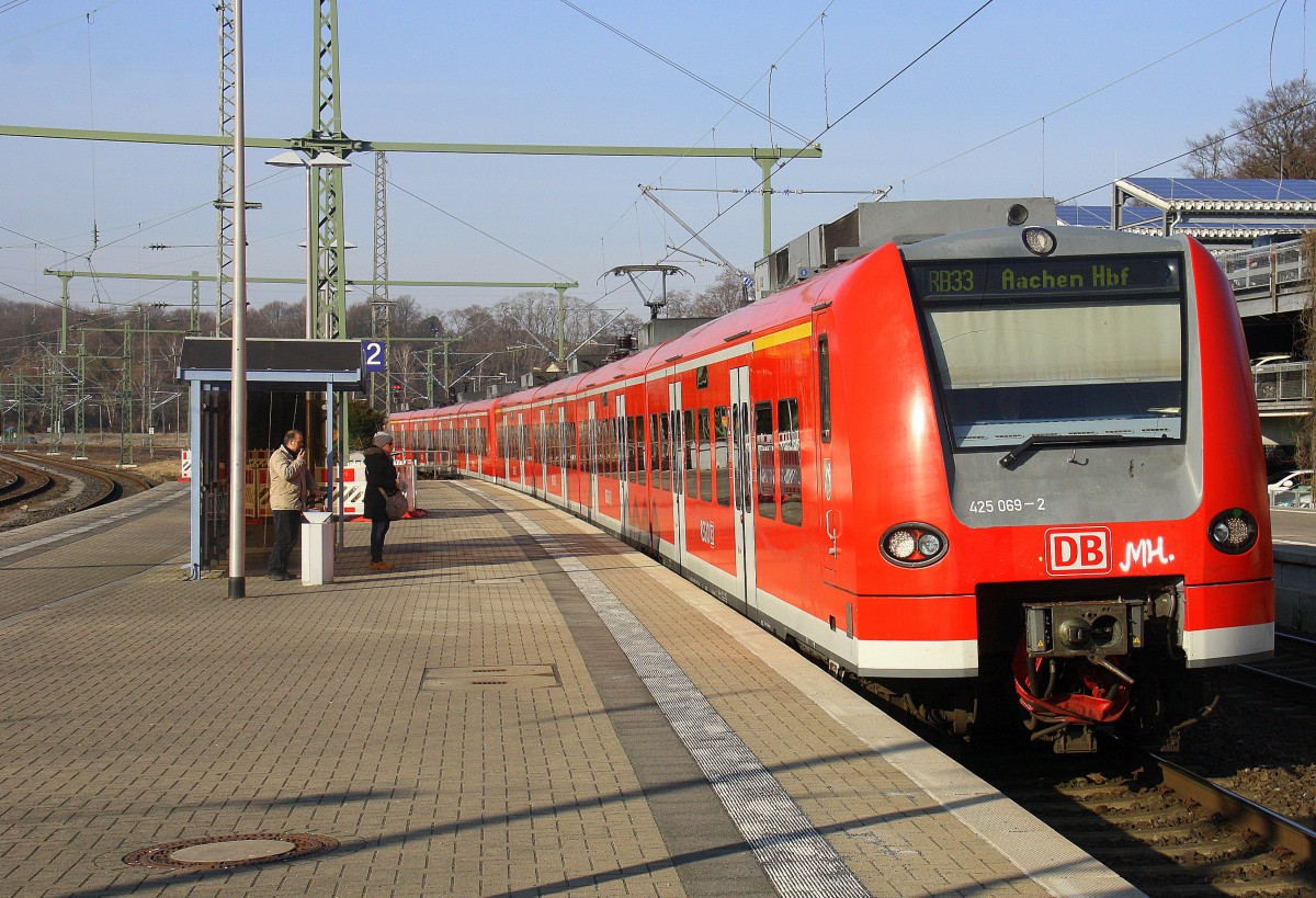 Die Rhein Niers Bahn (RB33) kommt aus Richtung Übach-Palenberg aus Duisburg-Hbf-Heinsberg-Rheinland) nach Aachen-Hbf und hält in Herzogenrath und fährt in Richtung Kohlscheid,Richterich,Laurensberg,Aachen-West,Aachen-Schanz,Aachen-Hbf.
Aufgenommen von Bahnsteig 2 in Herzogenrath. 
Bei schönem Sonnenschein am Nachmittag vom 14.3.2016.