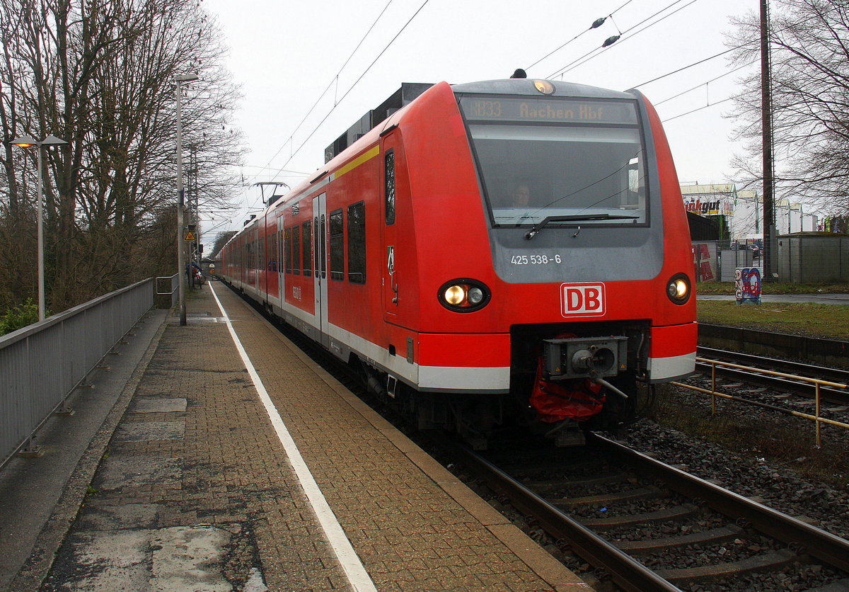 Die Rhein Niers Bahn (RB33) kommt aus Heinsberg-Rheinand und  Mönchengladbach-Hbf und kommt die Kohlscheider-Rampe hoch und hält in Kohlscheid und fährt in Richtung Richterich,Laurensberg,Aachen-West,Aachen-Schanz,Aachen-Hbf. Aufgenommen von Bahnsteig 2 in Kohlscheid. 
Bei Regenwetter am Morgen vom 30.3.2016.