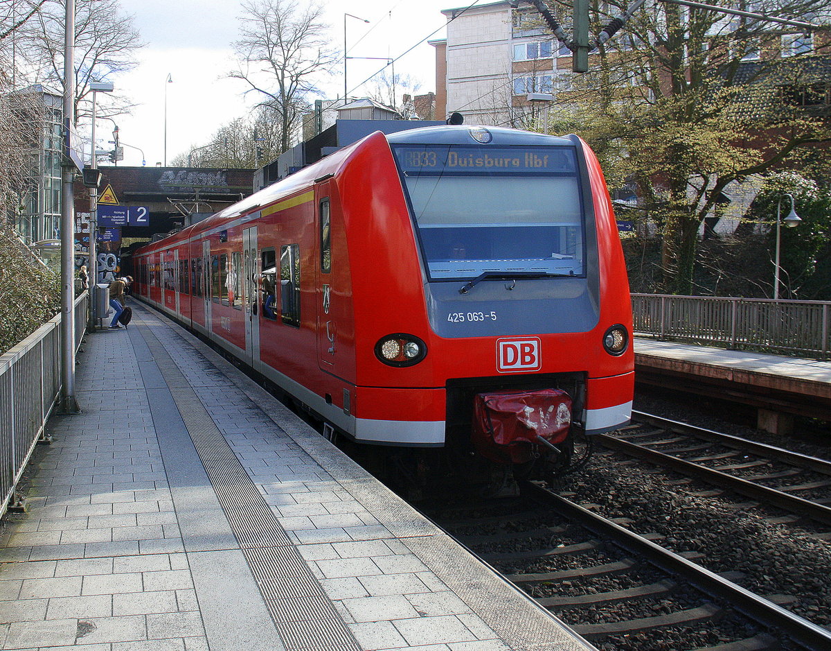 Die Rhein Niers Bahn (RB33) aus Aachen-Hbf nach Heinsberg-Rheinand-Duisburg-Hbf  und kommt aus Richtung Aachen-Hbf und fährt in Aachen-Schanz ein und hält in Aachen-Schanz und fährt dann weiter in Richhtung Aachen-West,Laurensberg,Richterich,Kohlscheid,Herzogenrath,Hofstadt,Finkenrath,Rimburg,Übach-Palenberg,Zweibrüggen,Frelenberg,Geilenkirchen,Süggerrath,Lindern,Brachelen,Hückelhoven-Baal,Baal,Erkelenz,Herrath,Beckrath,Wickrath. Aufgenommen vom Bahnsteig von Aachen-Schanz. 
Bei Sonne und Wolken am Nachmittag vom 1.4.2016.