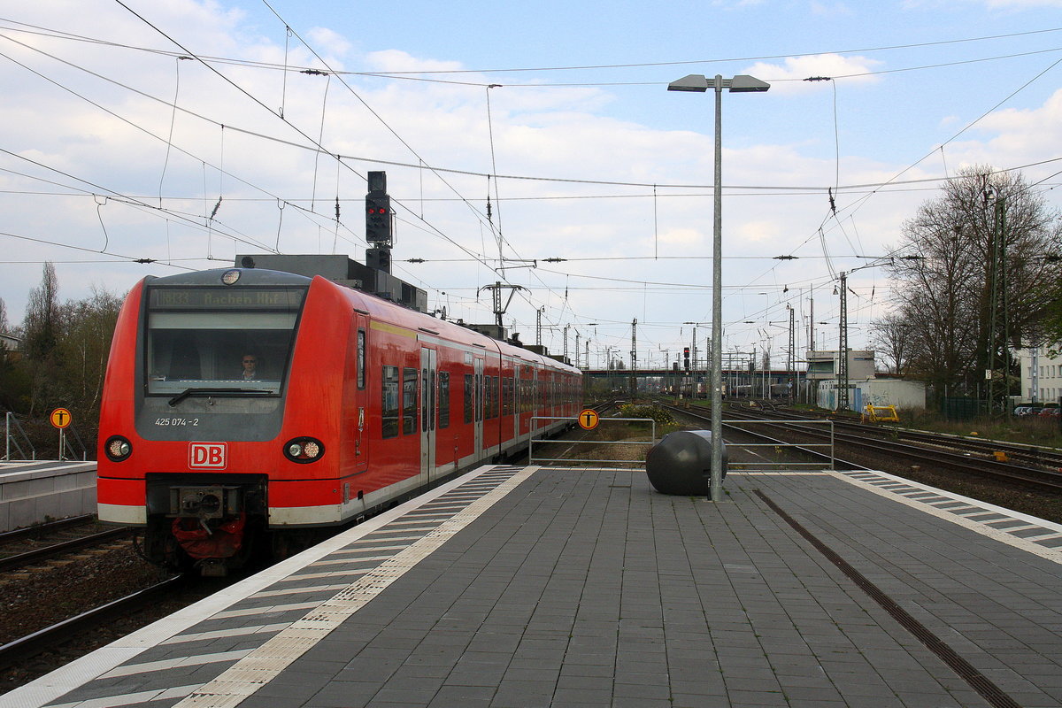 Die Rhein Niers Bahn (RB33) aus Duisburg-Hbf nach Aachen-Hbf und kommt aus Richtung Duisburg-Hbf,Duisburg-Hochfeld-Süd,Duisburg-Rheinhausen-Ost und fährt in Duisburg-Rheinhausen ein und hilt in Duisburg-Rheinhausen und fährt in Richtung Krefeld-Hohenbudberg-Chempark,Krefeld-Uerdingen,Krefeld-Linn,Krefeld-Oppum,Krefeld-Hbf,Forsthaus,Anrath,Viersen,Mönchengladbach-Hbf,Rheydt-Hbf,Wickrath,Herrath,Erkelenz,Hückelhoven-Baal,Brachelen,Lindern,Süggerrath,Geilenkirchen,Frelenberg,Zweibrüggen,Übach-Palenberg,Rimburg,Finkenrath,Hofstadt,Herzogenrath, Kohlscheid,Richterich,Laurensberg,Aachen-West,Aachen-Schanz,Aachen-Hbf.
Aufgenommen vom Bahnsteig von Duisburg-Rheinhausen. 
Bei Sonne und Wolken am Nachmittag vom 10.4.2016.
    	       