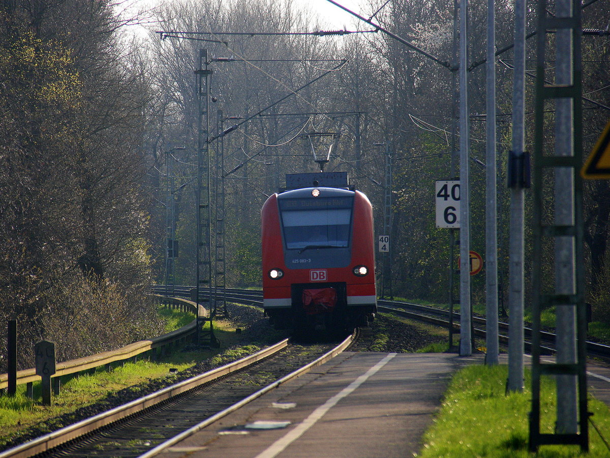 Die Rhein Niers Bahn (RB33) aus Aachen-Hbf nach Duisburg-Hbf und kommt  aus Richtung Aachen-Hbf,Aachen-Schanz,Aachen-West,Laurensberg,Richterich,Kohlscheid und hält in Herzogenrath und fährt in Richtung Hofstadt,Finkenrath,Rimburg,Übach-Palenberg,Zweibrüggen,Frelenberg,Geilenkirchen,Süggerrath,Lindern,Brachelen und fährt in Hückelhoven-Baal ein und fährt dann weiter in Richtung Erkelenz,Herrath,Beckrath,Wickrath,Rheydt,Mönchengladbach.
Aufgenommen vom Bahnsteig 1 in  Hückelhoven-Baal.
In der Abendsonne am Abned vom 10.4.2016.