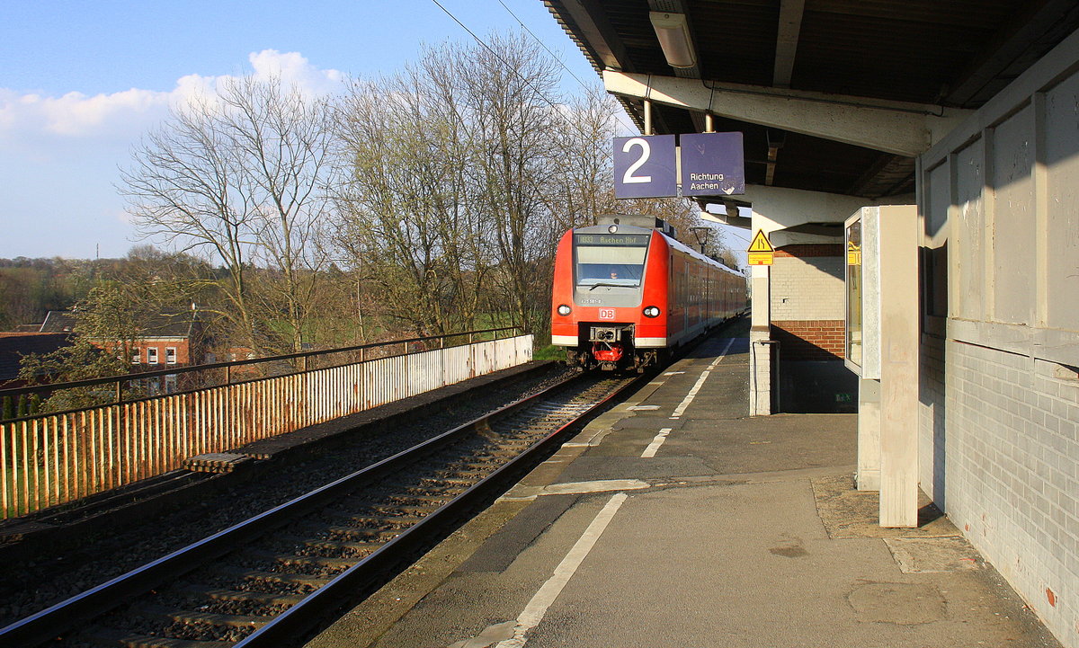 Die Rhein Niers Bahn (RB33) aus Duisburg-Hbf nach Aachen-Hbf  und kommt aus Richtung Duisburg-Hbf,Duisburg-Hochfeld-Süd,Duisburg-Rheinhausen-Ost,Krefeld-Hohenbudberg-Chempark,Krefeld-Uerdingen,Krefeld-Linn,Krefeld-Oppum,Krefeld-Hbf,Forsthaus,Anrath,Viersen,Mönchengladbach-Hbf,Rheydt-Hbf,Wickrath,Herrath,Erkelenz und fährt in  Hückelhoven-Baal ein und hält in Hückelhoven-Baal und fährt dann in Richtung ,Brachelen,Lindern,Süggerrath,Geilenkirchen,Frelenberg,Zweibrüggen,Übach-Palenberg,Rimburg,Finkenrath,Hofstadt,Herzogenrath, Kohlscheid,Richterich,Laurensberg,Aachen-West,Aachen-Schanz,Aachen-Hbf. 