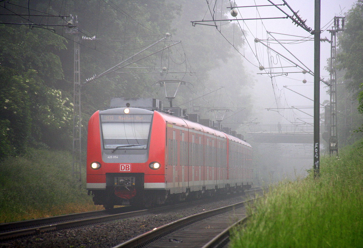 Die Rhein Niers Bahn (RB33) kommt die Kohlscheider-Rampe hoch aus Duisburg-Hbf,Heinsberg-Rheinand nach Aachen-Hbf und hält in Kohlscheid und fährt in Richtung Richterich,Laurensberg,Aachen-West,Aachen-Schanz,Aachen-Hbf. 
Aufgenommen von Bahnsteig 1 in Kohlscheid.
Bei Nebel und Regenwetter am Abend vom 30.5.2016.