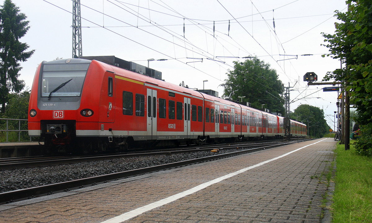 Die Rhein Niers Bahn (RB33) kommt die Kohlscheider-Rampe hoch aus Duisburg-Hbf,Heinsberg-Rheinand nach Aachen-Hbf und hält in Kohlscheid und fährt in Richtung Richterich,Laurensberg,Aachen-West,Aachen-Schanz,Aachen-Hbf. Aufgenommen von Bahnsteig 1 in Kohlscheid.
Bei Regenwetter am Nachmittag vom 16.6.2016.