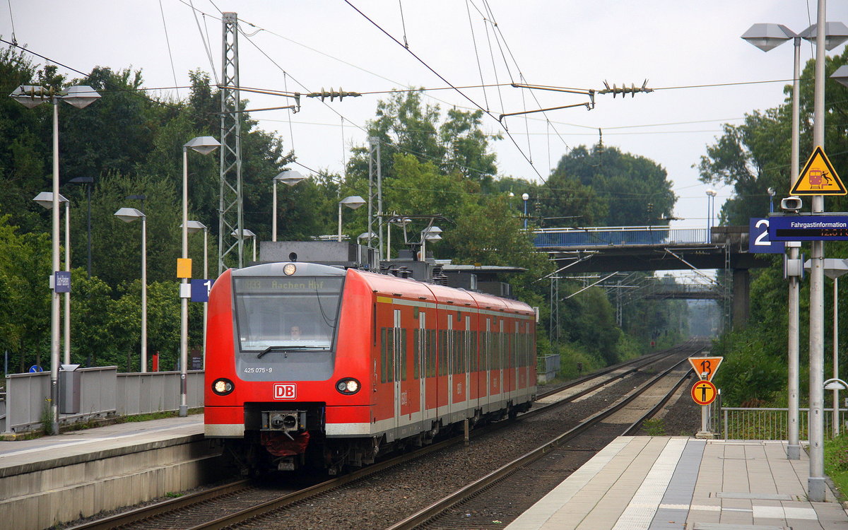 Die Rhein Niers Bahn (RB33) aus Duisburg-Hbf nach Aachen-Hbf und kommt aus Richtung Lindern,Süggerrath,Geilenkirchen,Frelenberg,Zweibrüggen und hält in Übach-Palenberg und fährt in Richtung Rimburg,Finkenrath,Hofstadt,Herzogenrath, Kohlscheid,Richterich,Laurensberg,Aachen-West. 
Aufgenommen vom Bahnsteig 1 in Übach-Palenberg. 
Am Mittag vom 12.8.2016.