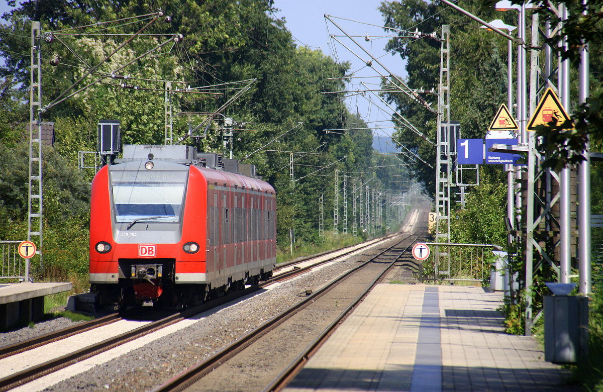 Die Rhein Niers Bahn (RB33) aus Duisburg-Hbf nach Aachen-Hbf und kommt aus Richtung Rheydt,Wickrath,Beckrath,Herrath,Erkelenz,Baal,Hückelhoven-Baal und fährt in Brachelen ein und hält in Brachelen und fährt dann in Richtung Lindern,Süggerrath,Geilenkirchen,Frelenberg,Zweibrüggen,Übach-Palenberg,Rimburg,Finkenrath,Hofstadt,Herzogenrath, Kohlscheid,Richterich,Laurensberg,Aachen-West,Aachen-Schanz,Aachen-Hbf.
Aufgenommen vom Bahnsteig 1 in Brachelen.
Bei Sommerwetter am Nachmittag vom 13.8.2016.